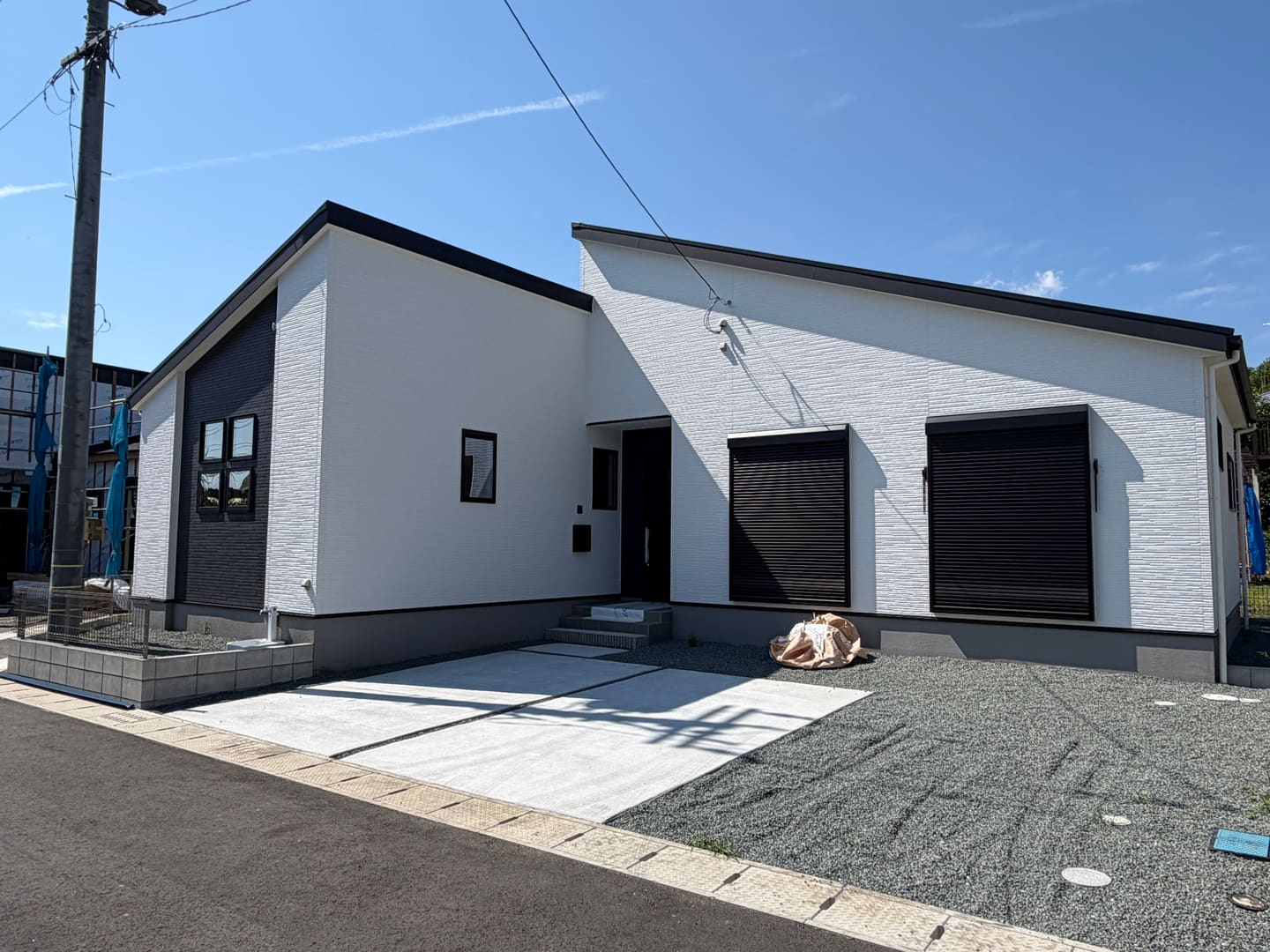 熊本の新築平屋建売住宅の外観。片流れ屋根とワンフロアの水平なシルエット